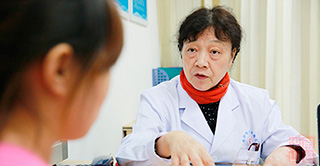 胡小萍院长给患者讲解病情