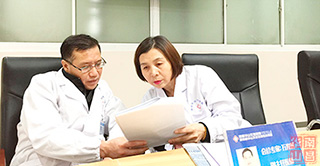 万光辉副院长与李翠英博士商讨诊疗方案